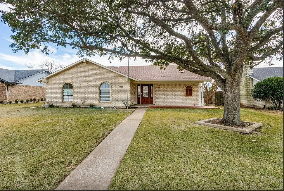 5 bed, 2.5 bath, 2275 sqft, $5,000 — Photo 1