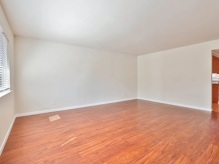 1329 Essex Way — Photo 8
