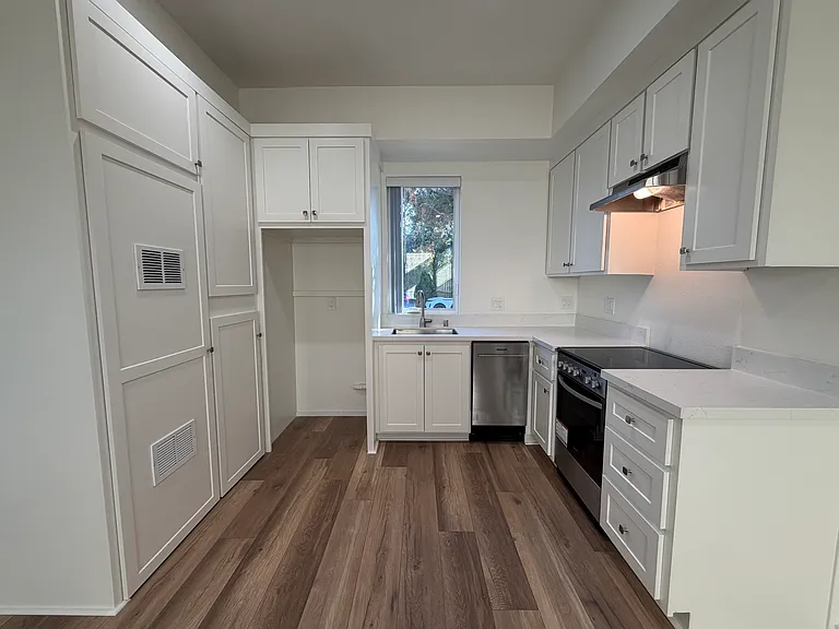 Village Whittier — Photo 20