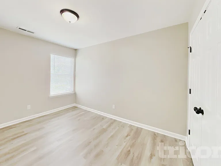 1402 Weston Ln — Photo 13