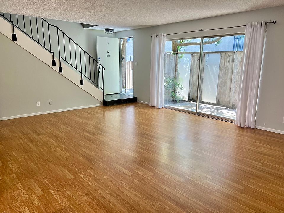 Living room (vacant)