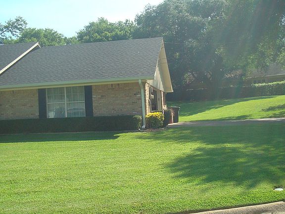 3rd image of 1502 Meadowhill Dr