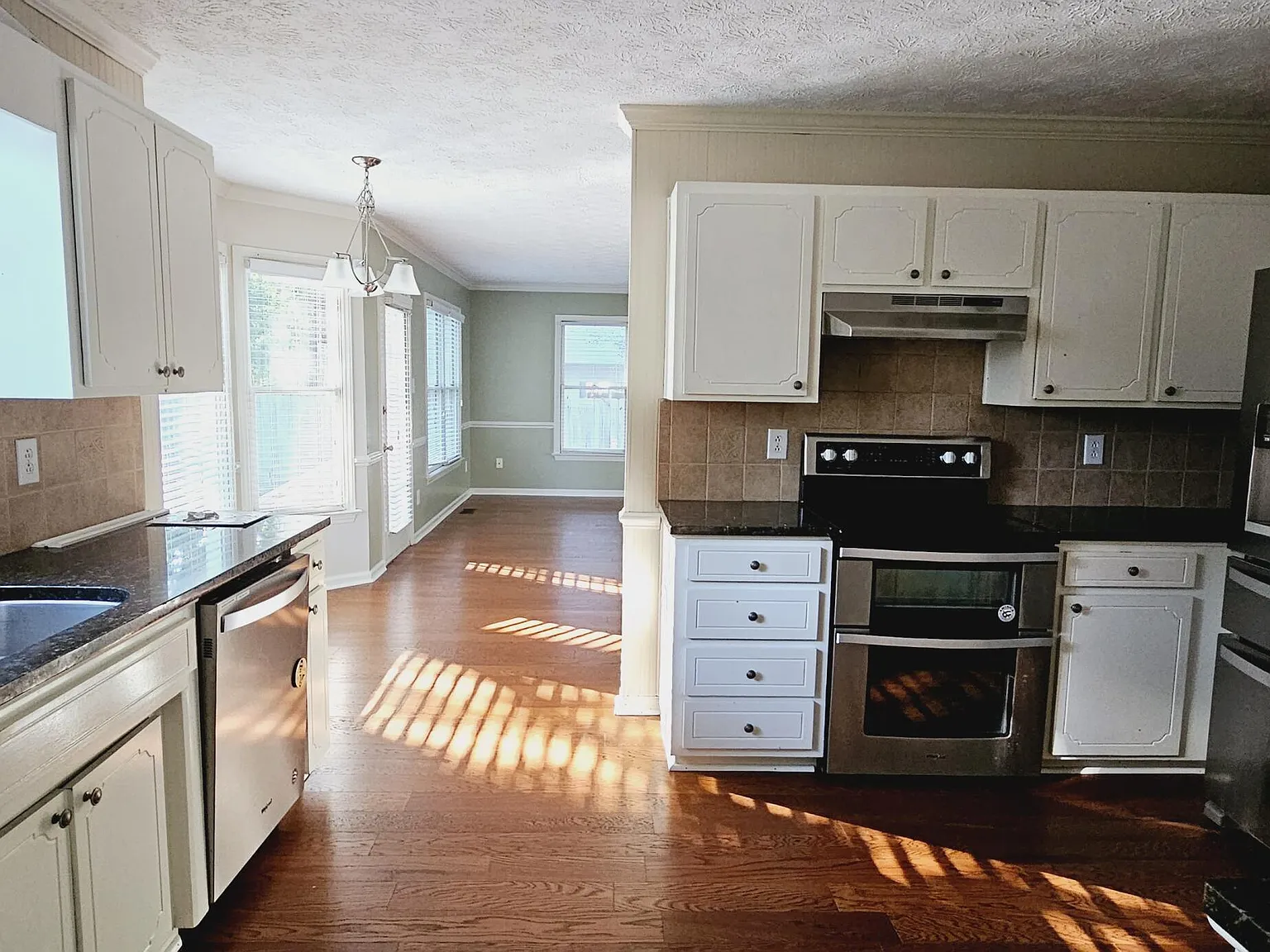 4 bed, 2.0 bath, 2020 sqft, $2,200 — Photo 3