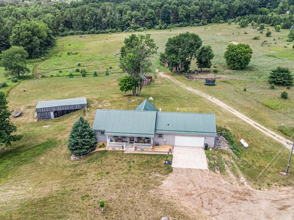 22385 230th Ave, Paris, MI 49338