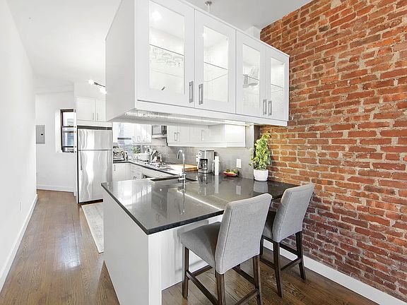 5th image of 14 Lincoln Pl APT 2R