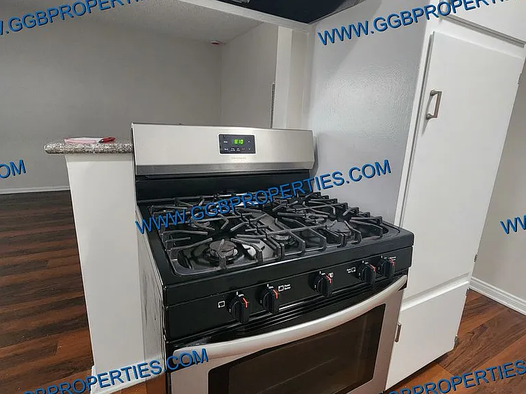 1050 E Harding St — Photo 4