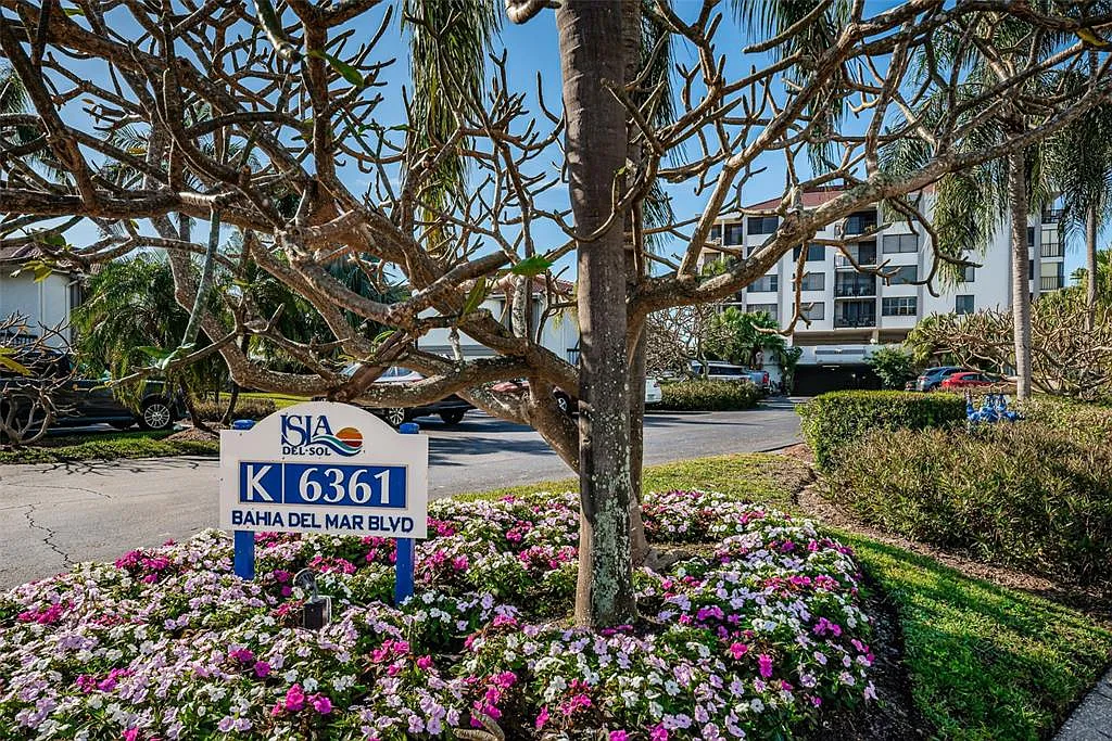 1 bed, 1.5 bath, 780 sqft, $1,895 — Photo 1