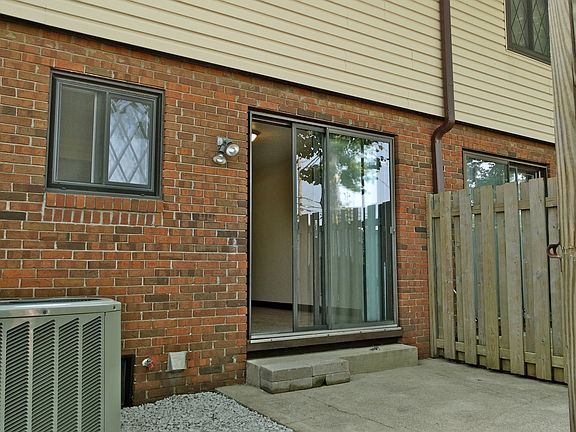2nd image of 209 Nottingham Ct