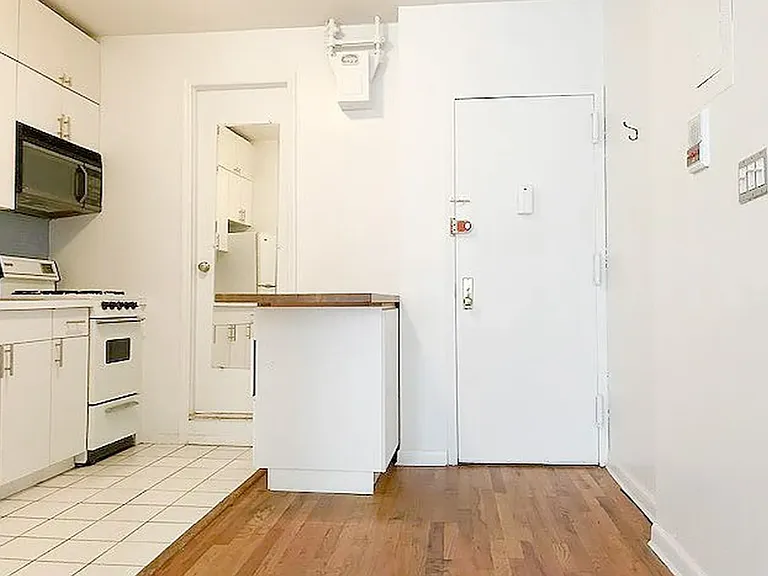 233 W 19th St #4 — Photo 4