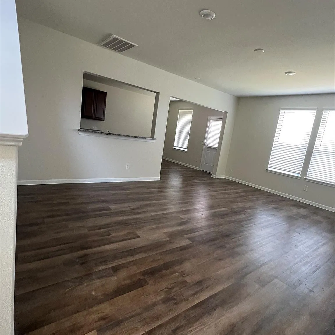 4 bed, 2.5 bath, 1929 sqft, $2,500 — Photo 3