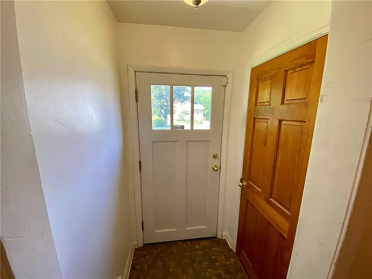 35 Westmoreland Dr — Photo 2
