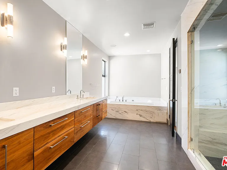 528 N Crescent Heights Blvd — Photo 21