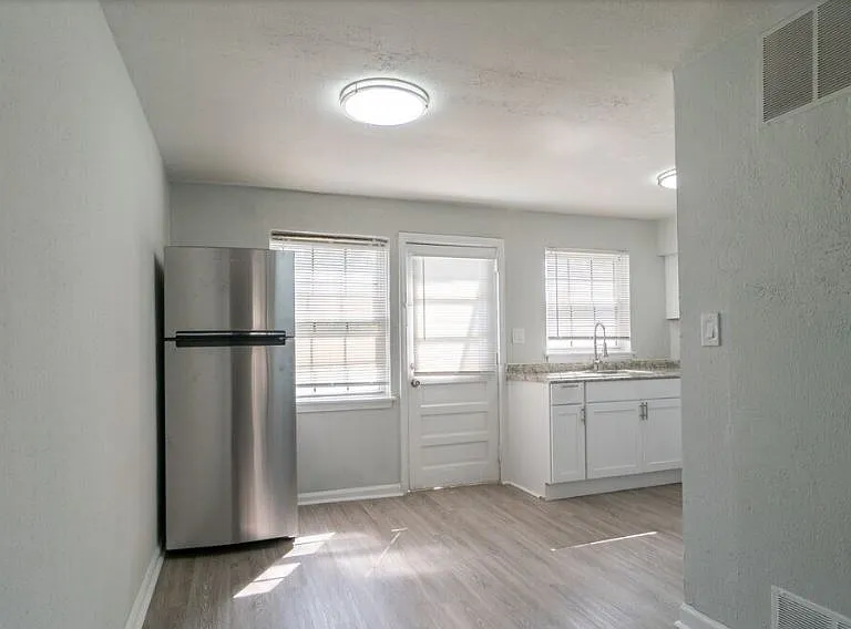 125 Yorke St — Photo 12