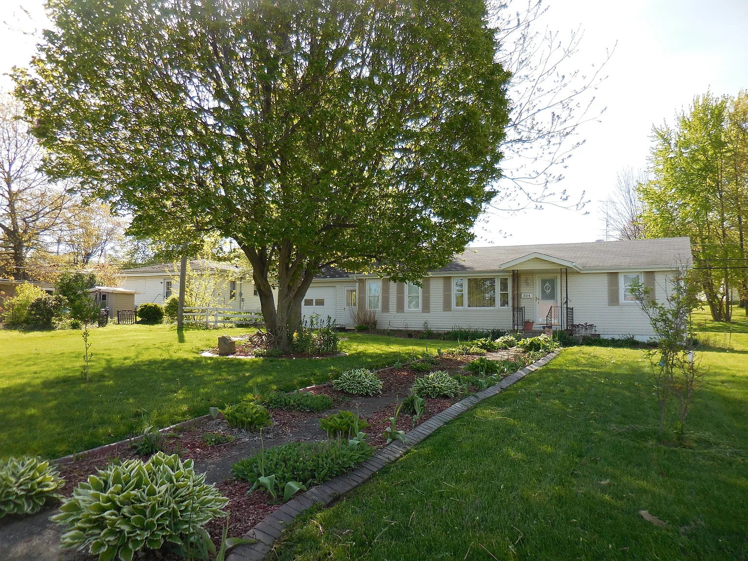 304 E Broadway St photo 1