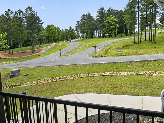 5th image of 370 Cumberland Cir