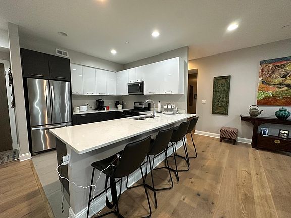 4th image of 833 Laurel Ave Unit 301