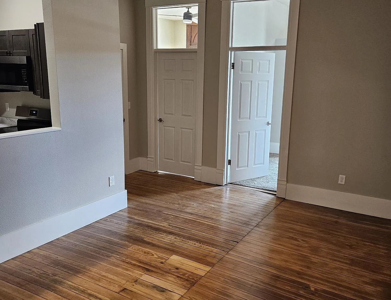 201 W Main (Florence Hotel Apartments) - 8 — Photo 2