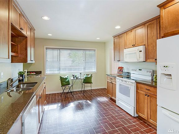 4th image of 19604 62nd Ave NE