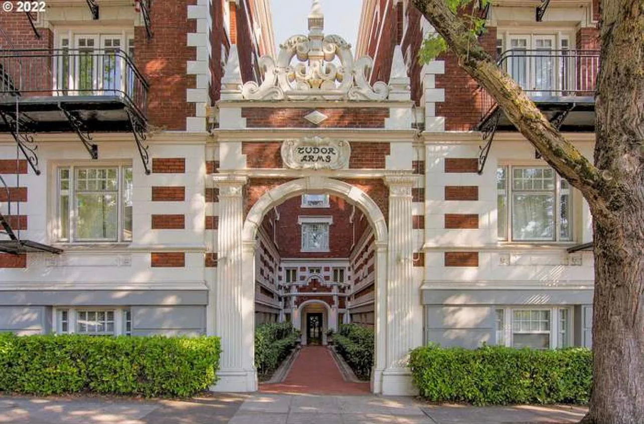 1811 NW Couch St — Photo 1
