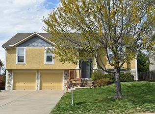 732 Highland Dr, Leavenworth, KS 66048