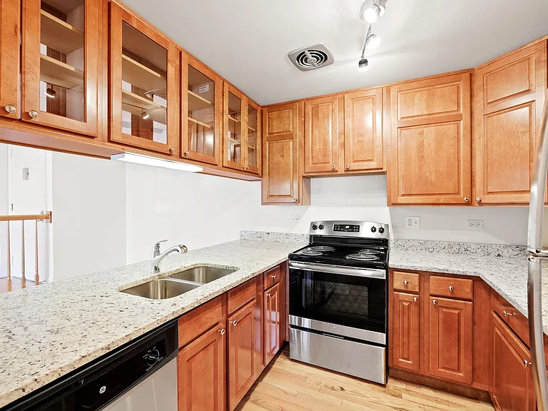 Emerald Court Apartments — Photo 20
