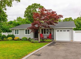 203 Matthews Rd, Oakdale, NY 11769