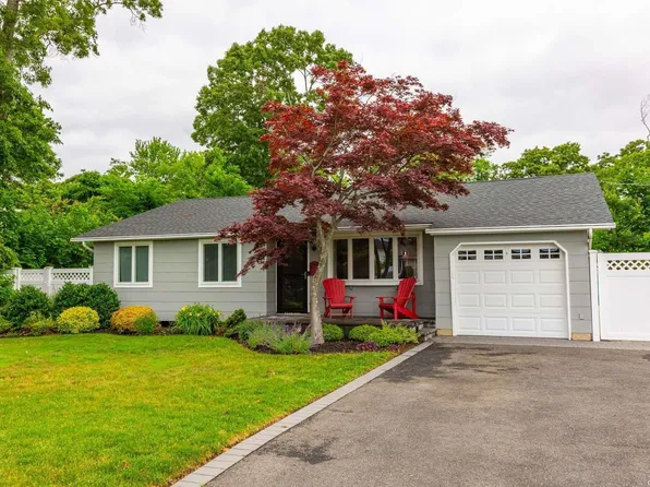 203 Matthews Road, Oakdale, NY 11769