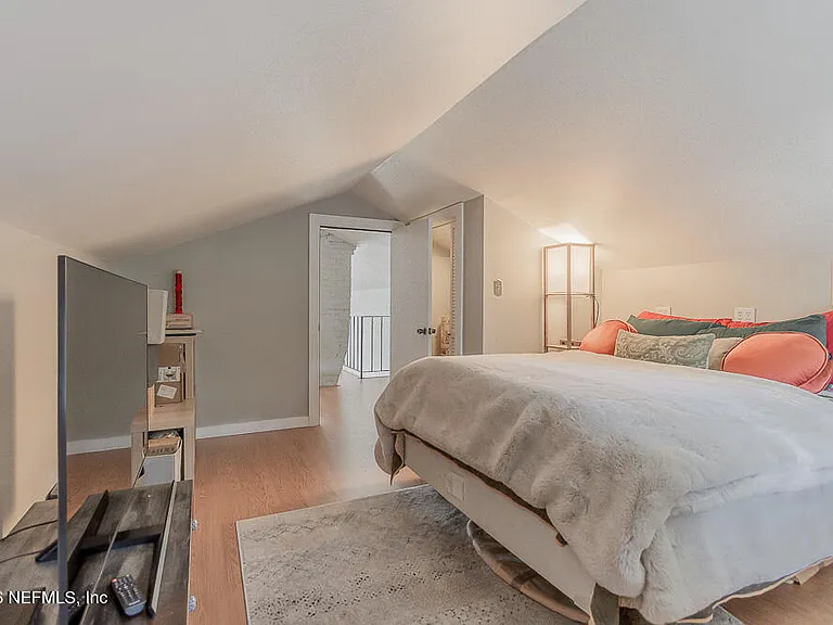 2751 Herschel St — Photo 17
