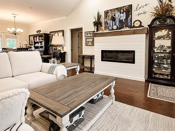 2nd image of 100 High Meadows Cir