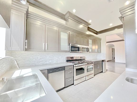5th image of 1110 Glenville Dr #402