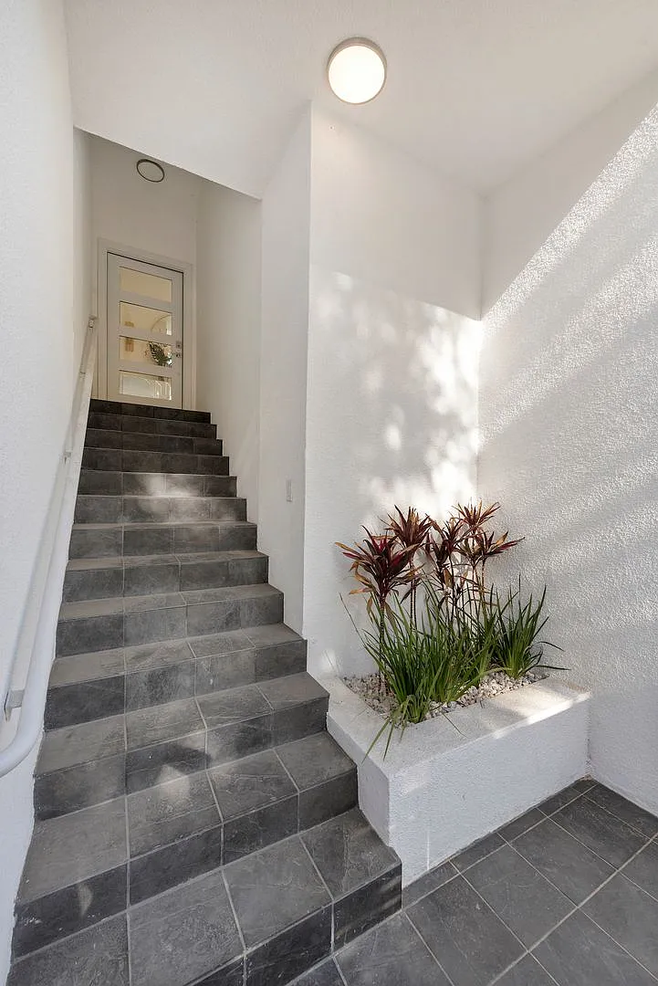 Beautifully Renovated Hollywood Hills House — Photo 3