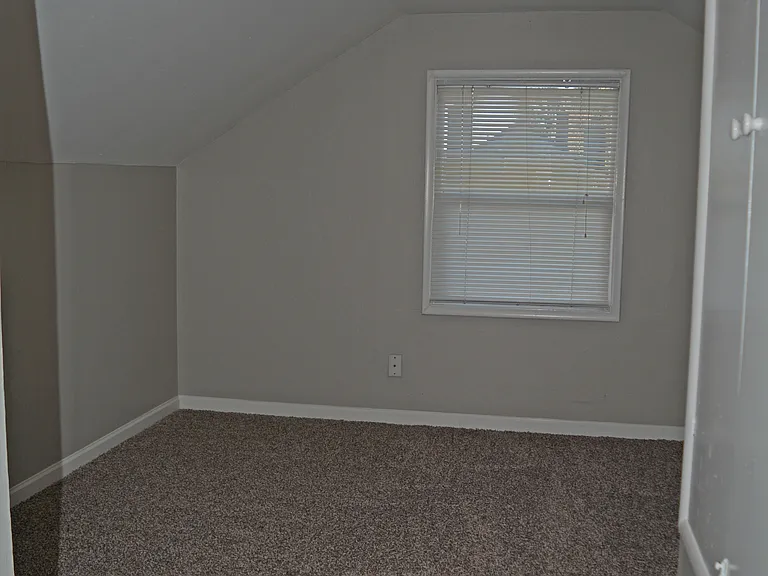 631 N Hawthorne St — Photo 9