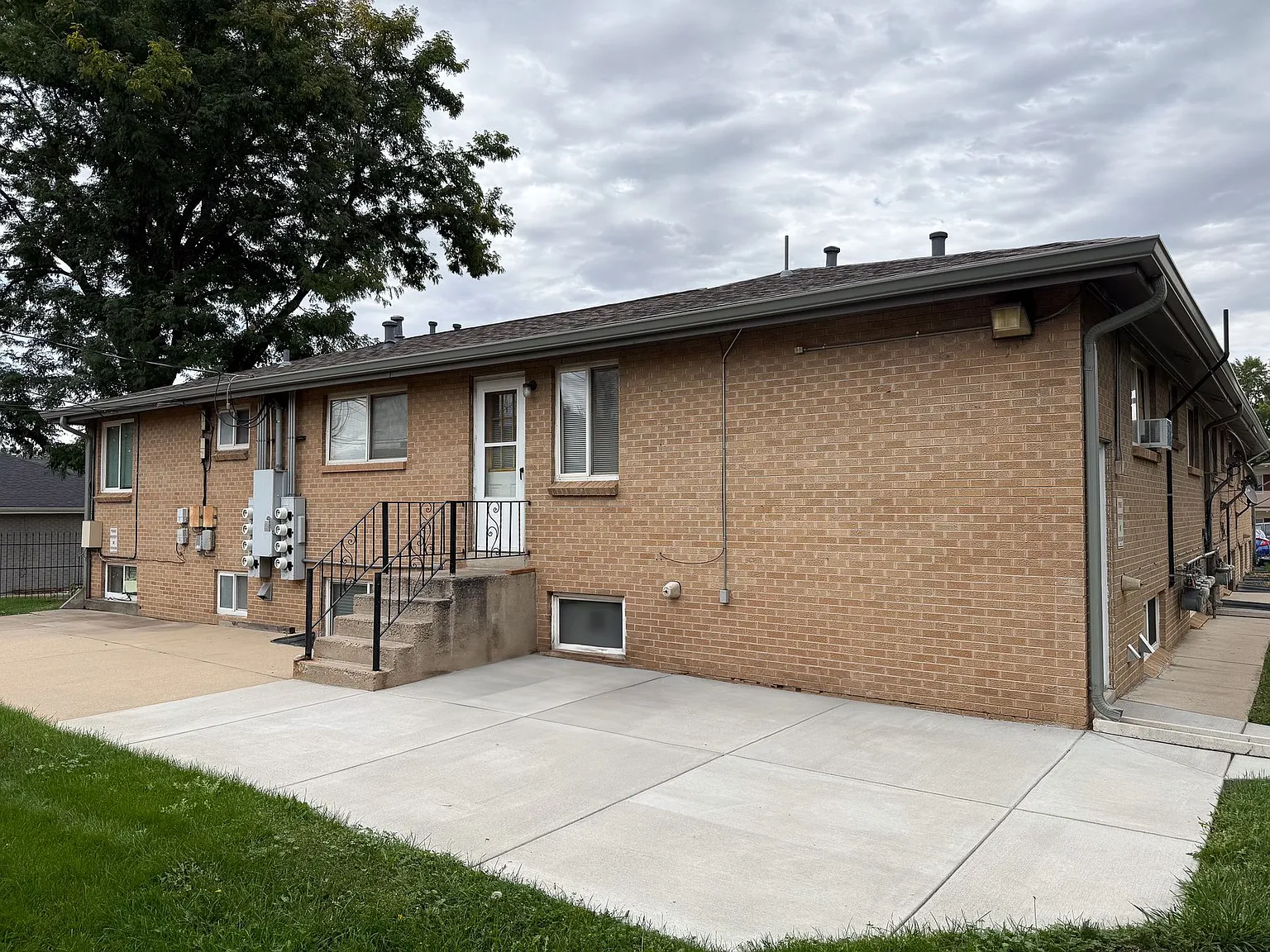 979 Upham Ct — Photo 3