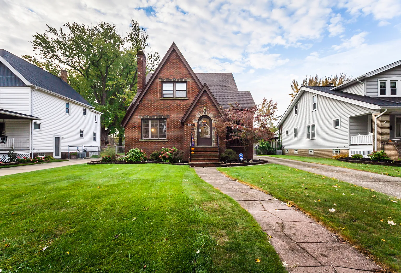 17001 Woodbury Ave photo 1