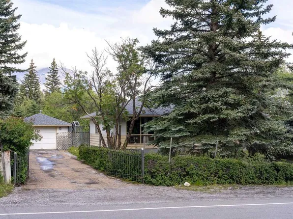 125 S Rainbow Ave, Banff, AB T1L 1H1