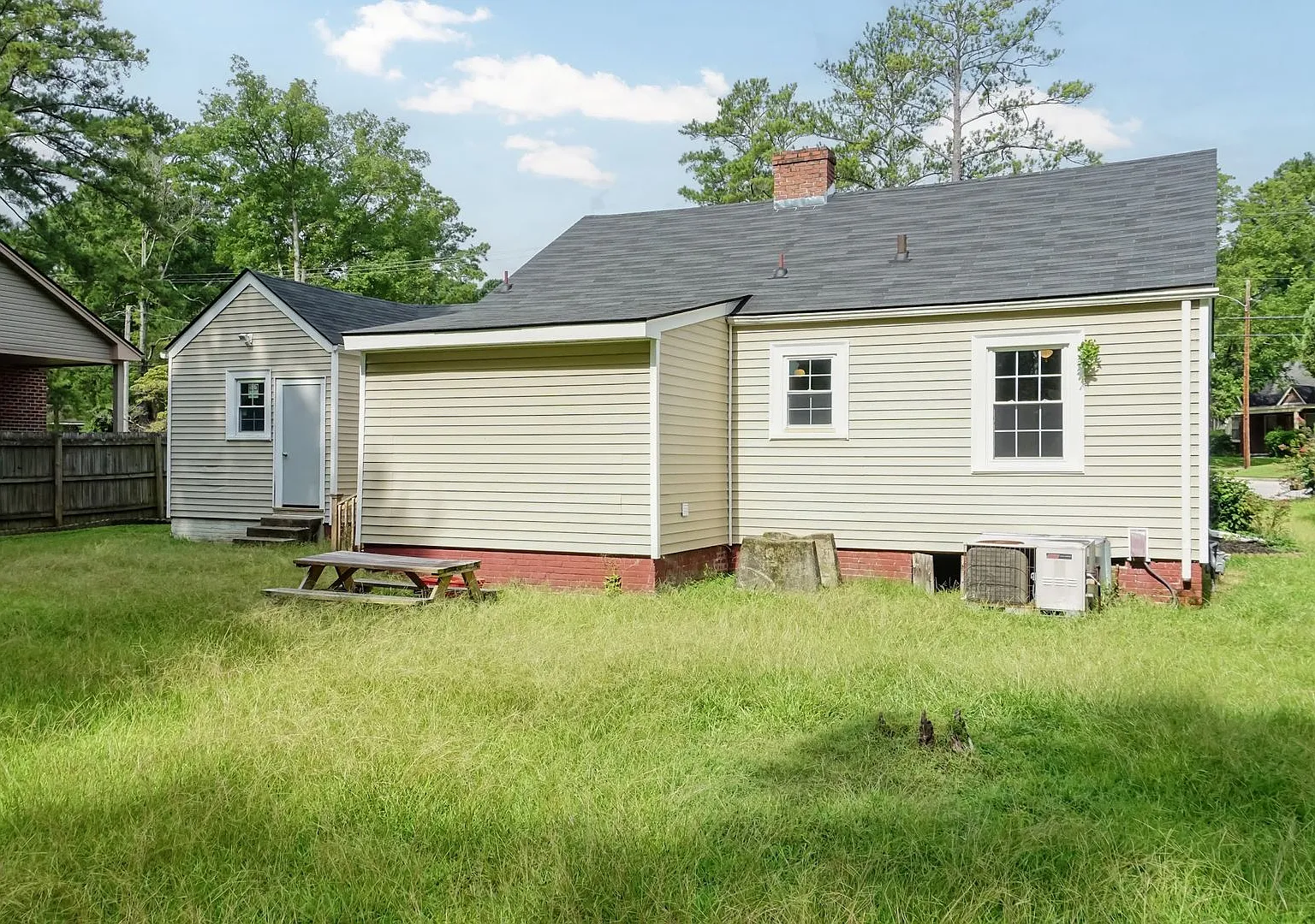 Two Bedroom, One Bath Single Family Home! — Photo 4