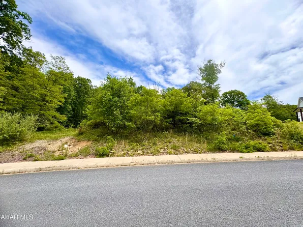 718 Brush Oaks Dr, Altoona, PA 16602