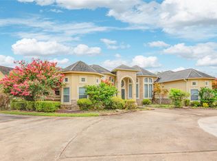 101 Rosewood St, Lake Jackson, TX 77566