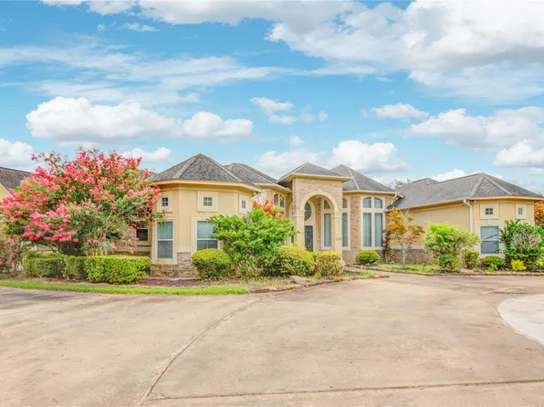 101 Rosewood St, Lake Jackson, TX 77566