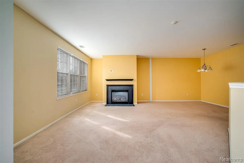 2 bed, 2.5 bath, 1669 sqft, $1,900 — Photo 3