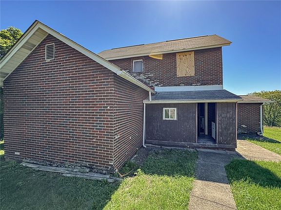 2nd image of 605 Maple St