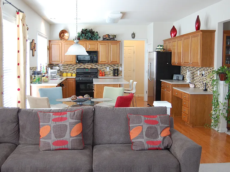 8025 Friarbridge Dr — Photo 2