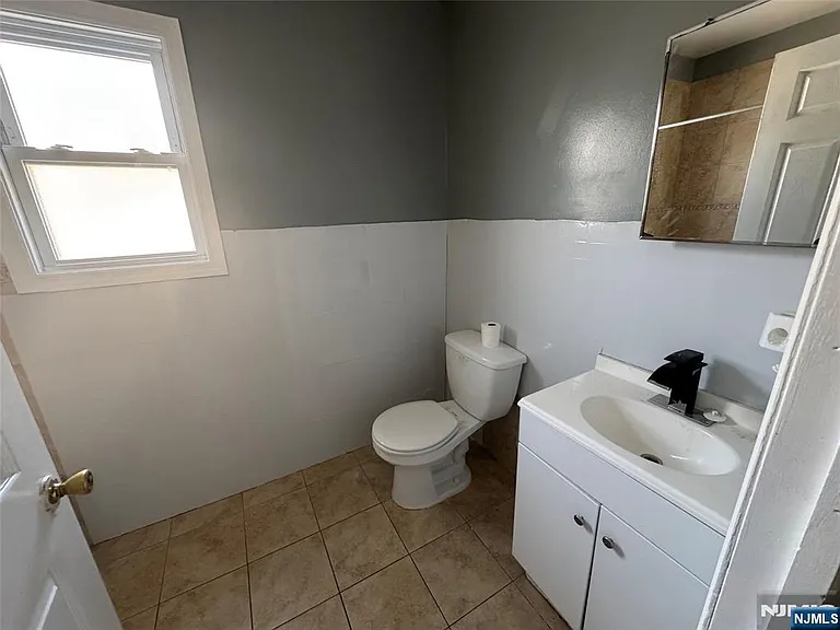 132 E Main St — Photo 8