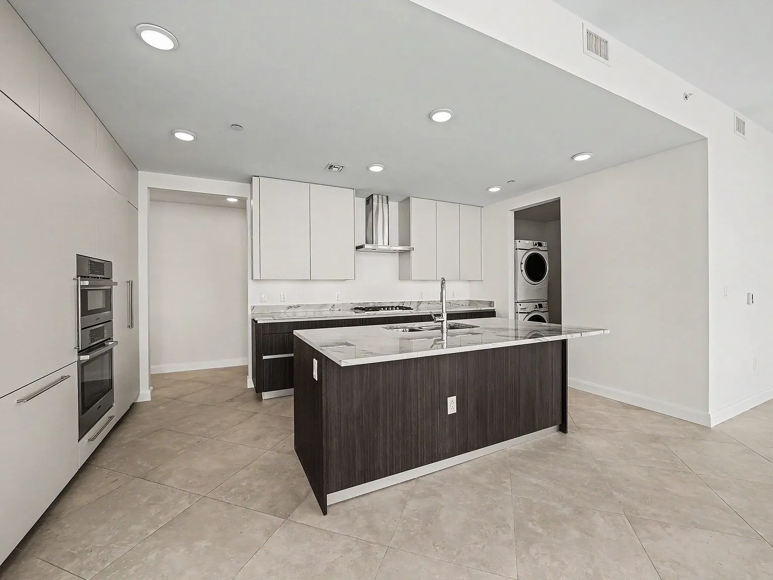 2 bed, 2.5 bath, 2537 sqft, $11,000 — Photo 4