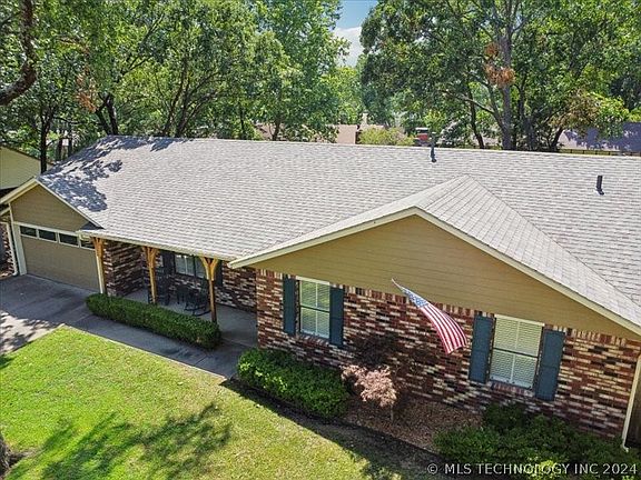 2nd image of 1009 N Faulkner Pl