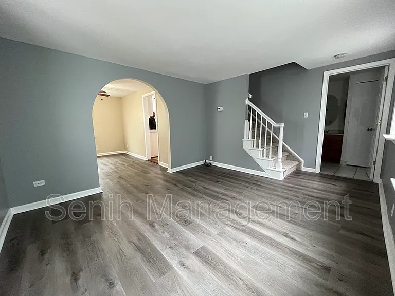 2527 Hartline Dr — Photo 2