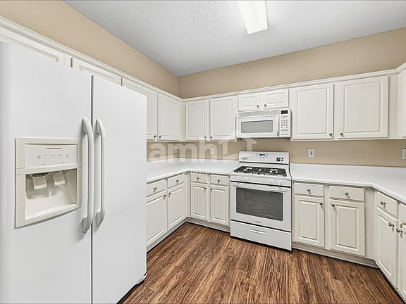 3rd image of 4615 Ridgefair Dr