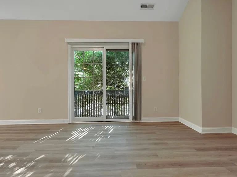 807 E Main St — Photo 10