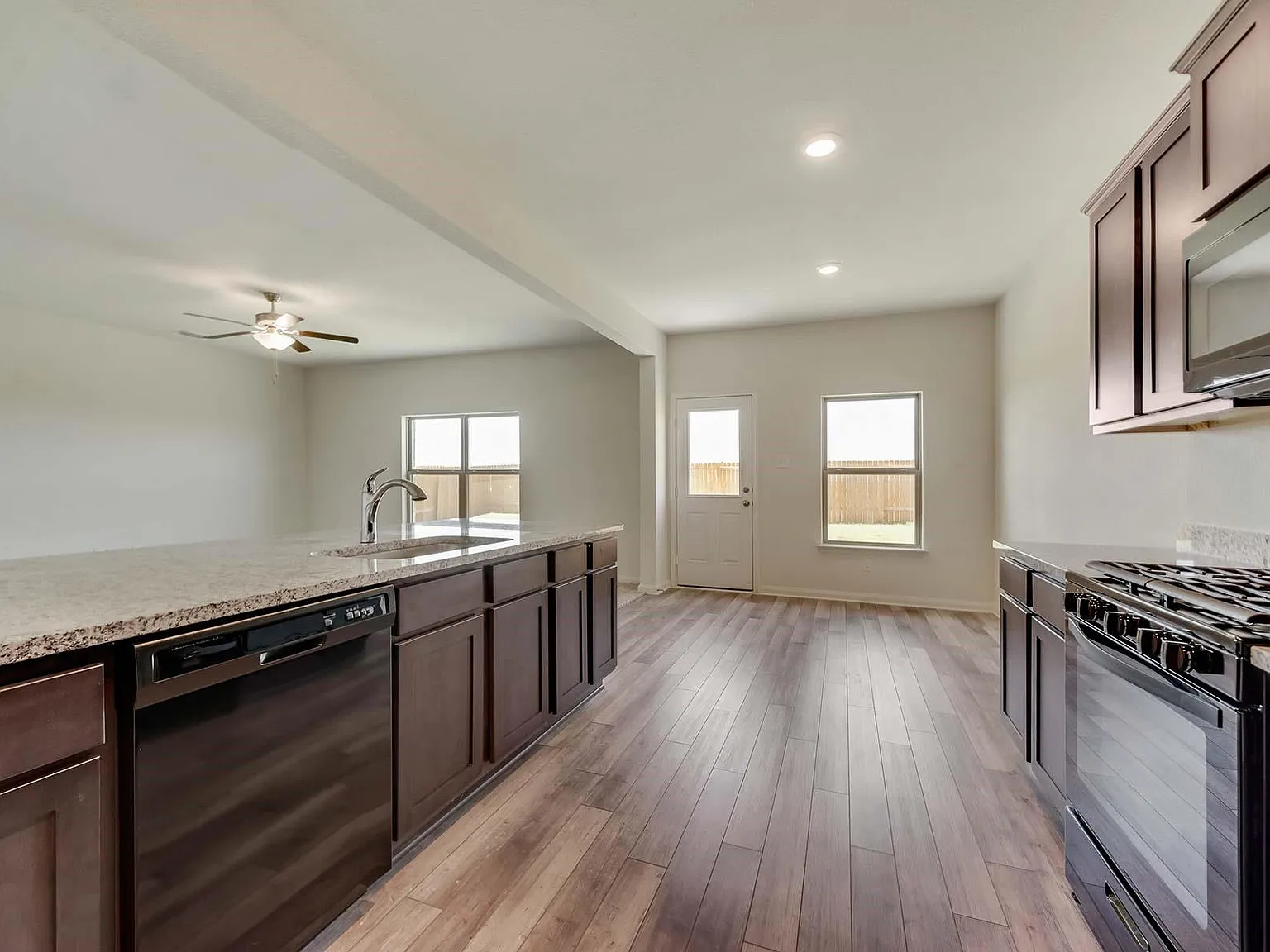 4 bed, 2153 sqft, $2,795 — Photo 3