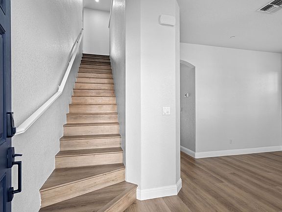 4th image of 330 Maidenbrook Ln